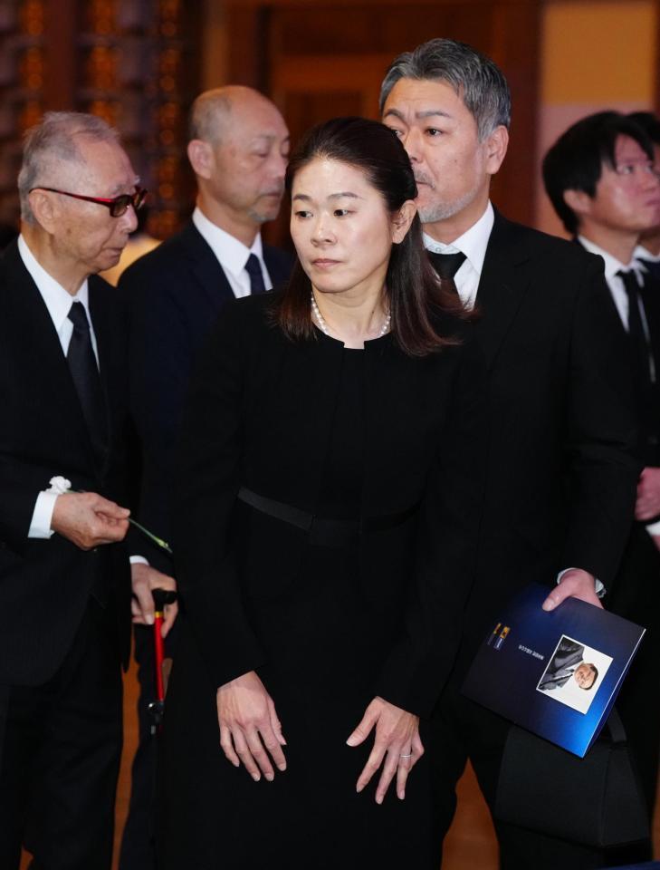 　釜本邦茂さんのお別れの会で献花した澤穂希さん（中央）。右は夫の辻上裕章さん（代表撮影）