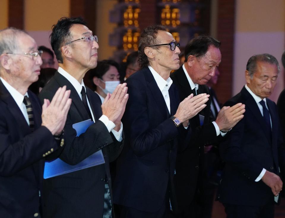 　釜本邦茂さんのお別れの会で献花するラモス瑠偉氏（中央）ら＝代表撮影