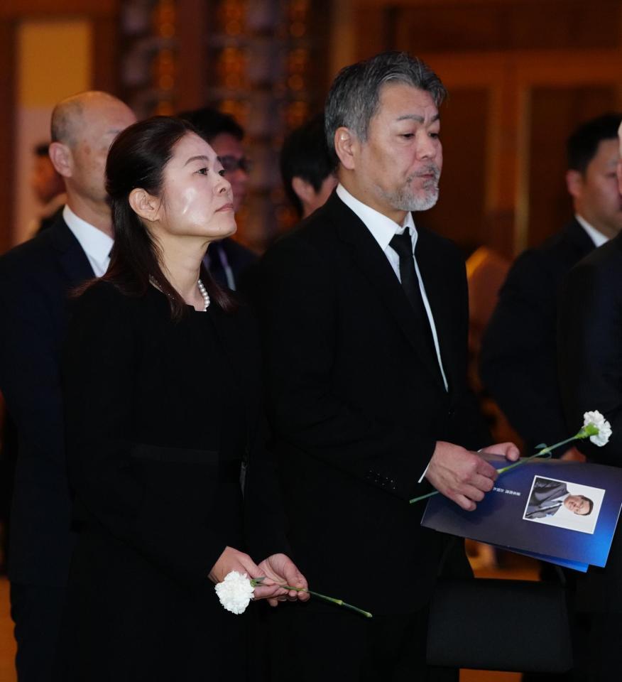 　釜本邦茂さんのお別れの会で献花する澤穂希さん（左）と夫の辻上裕章さん（代表撮影）