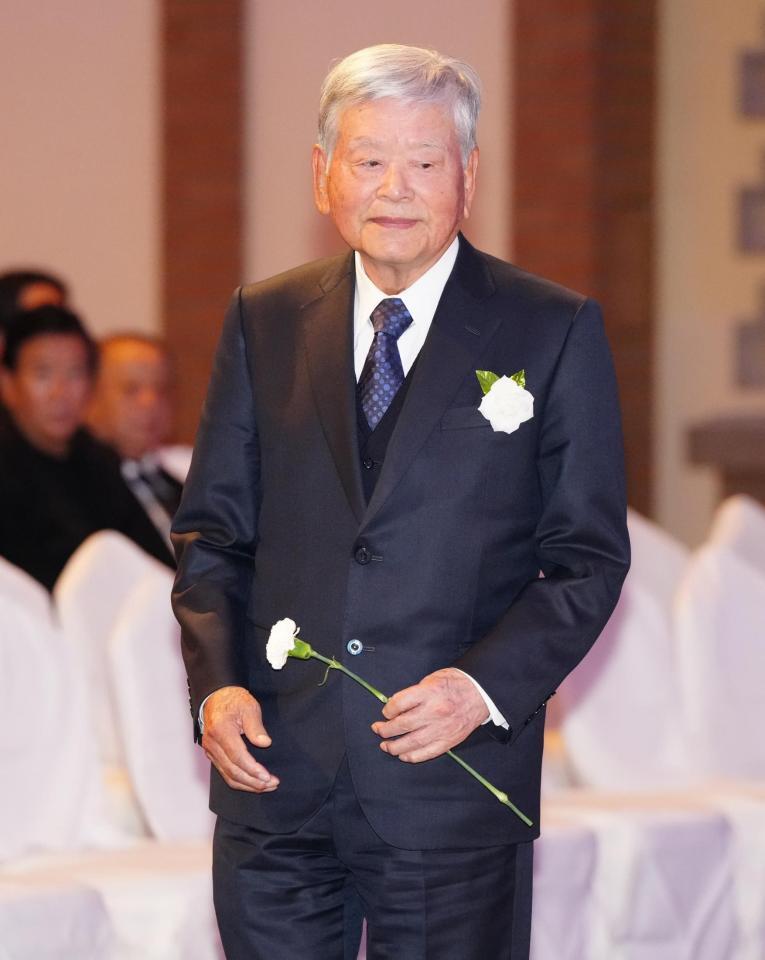 　釜本邦茂さんのお別れの会で献花する日本サッカー協会相談役の川淵三郎氏（代表撮影）