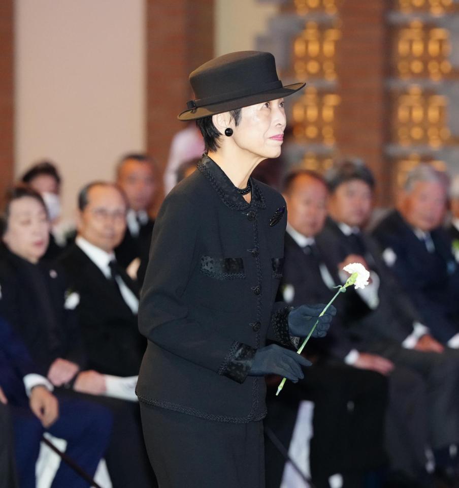 　釜本邦茂さんのお別れの会で献花する高円宮妃久子さま（代表撮影）
