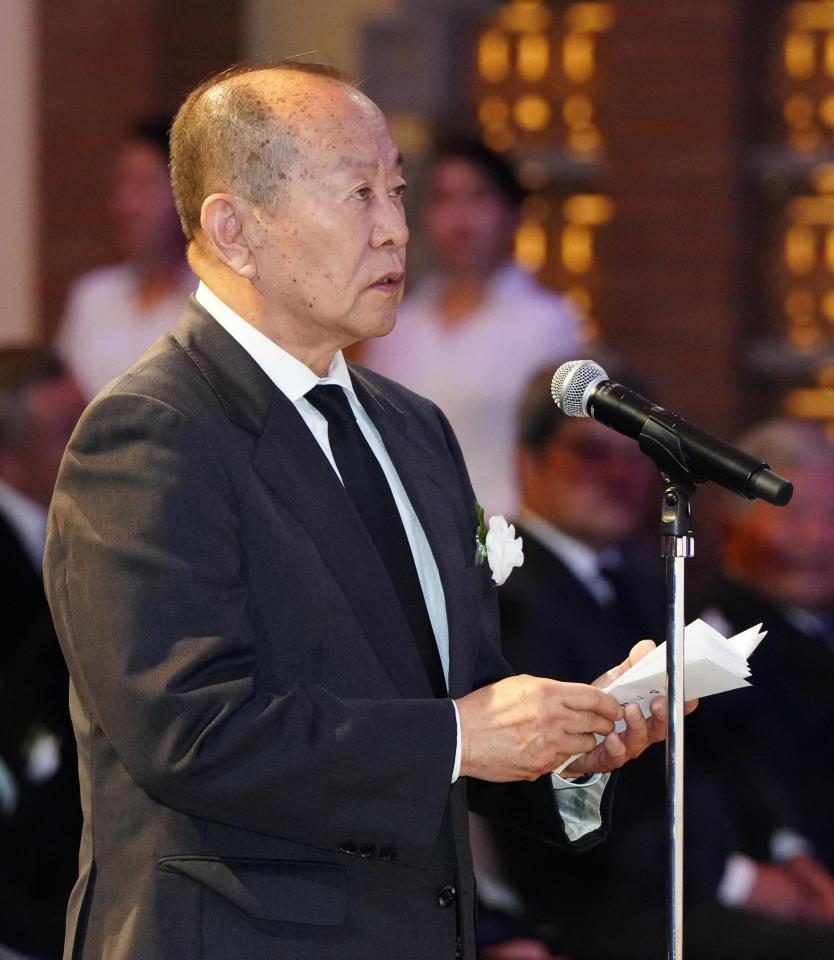 　釜本邦茂さんのお別れの会で追悼の辞を述べる二村昭雄氏（代表撮影）