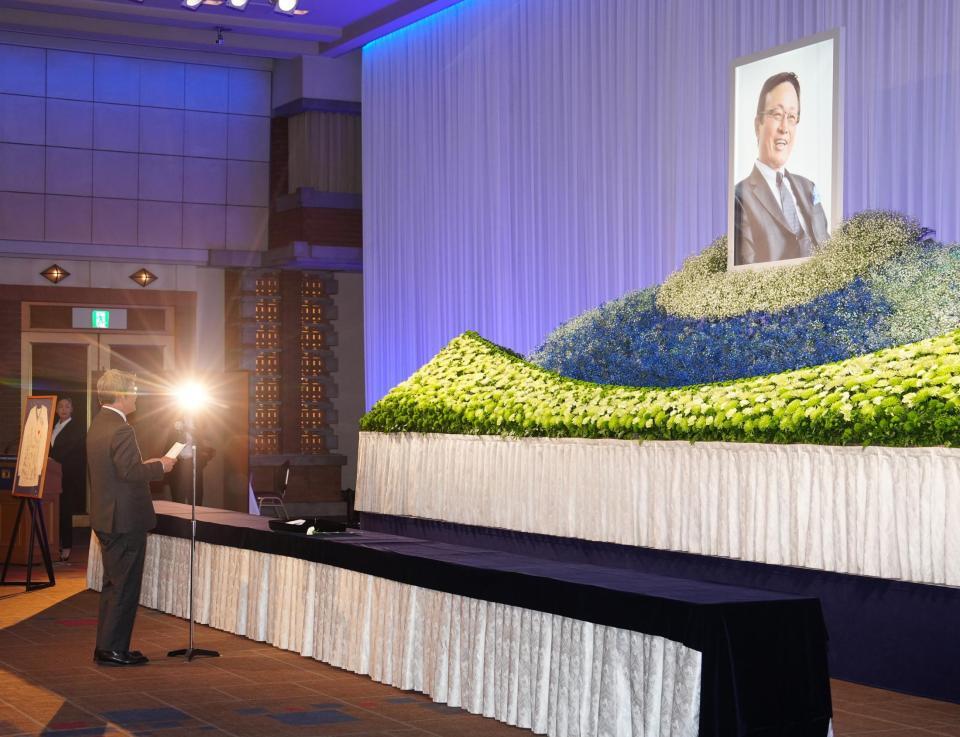 　釜本邦茂さんのお別れの会で追悼の辞を述べる西村昭宏氏（代表撮影）