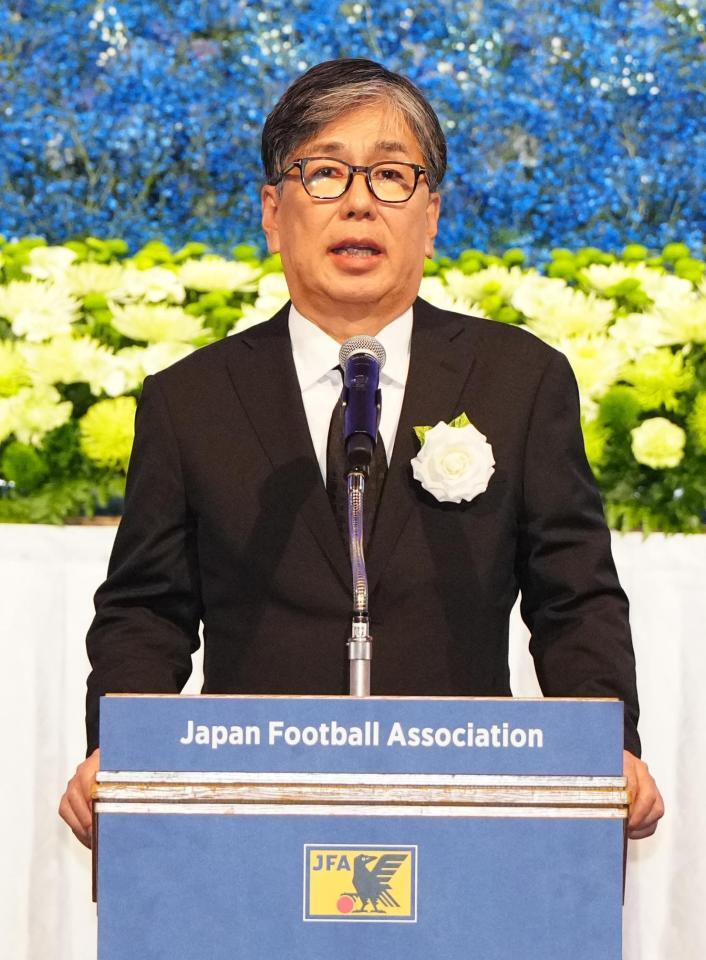 　釜本邦茂さんのお別れの会で謝辞を述べる長男の達生さん（代表撮影）