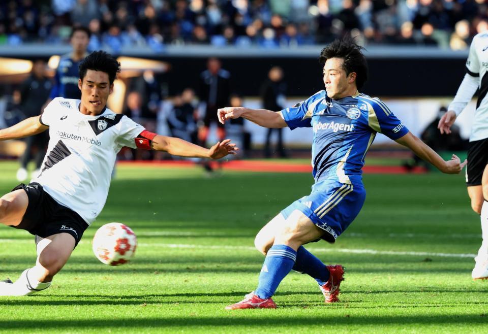 　前半、ゴールを決める町田・相馬勇紀（撮影・金田祐二）