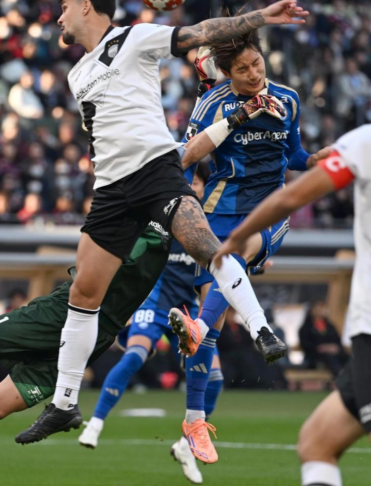 　前半、先制ゴールを決める町田・藤尾（右）