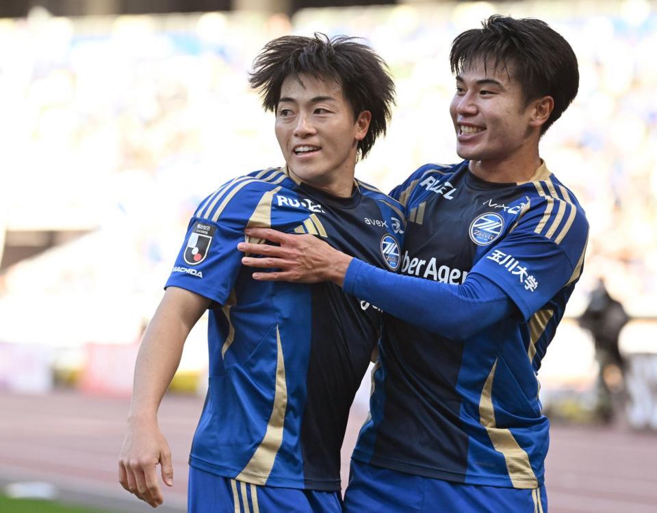 　前半、チーム２点目のゴールを決め喜ぶ町田・相馬（左）と林
