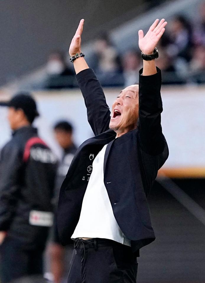 　神戸を破り、初優勝を果たし、大喜びの町田・黒田監督