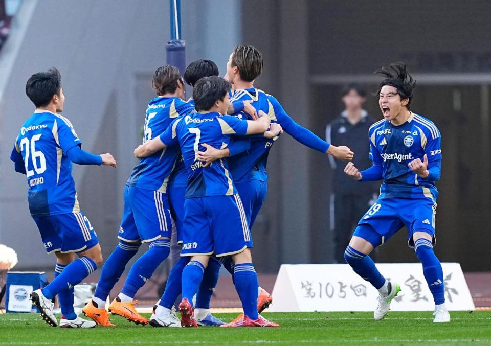 　前半、藤尾が先制ゴールを決め、大喜びの町田・中山（右端）ら