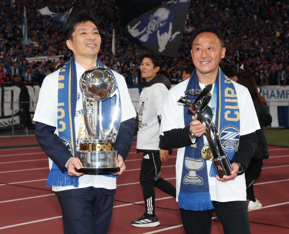 　天皇杯を制し笑顔の町田・黒田剛監督（右）と藤田晋オーナー（撮影・金田祐二）