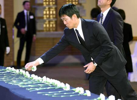　献花するサッカー日本代表の森保監督（代表撮影）