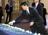 　献花するサッカー日本代表の森保監督（代表撮影）