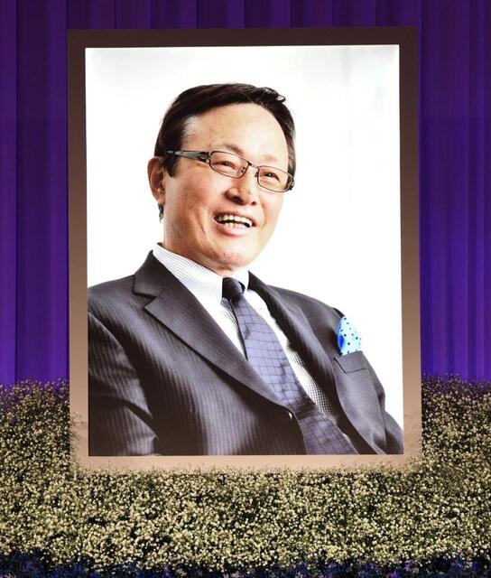 　祭壇に飾られた釜本邦茂さんの遺影（代表撮影）