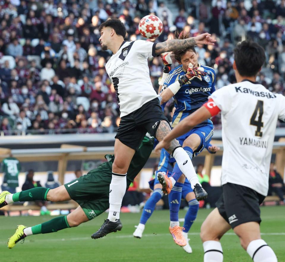 　前半、先制ゴールを決める町田・藤尾（撮影・金田祐二）