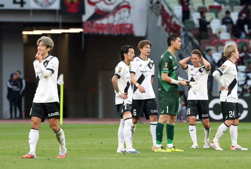 　連覇を逃し、落胆する大迫（左）ら神戸イレブン