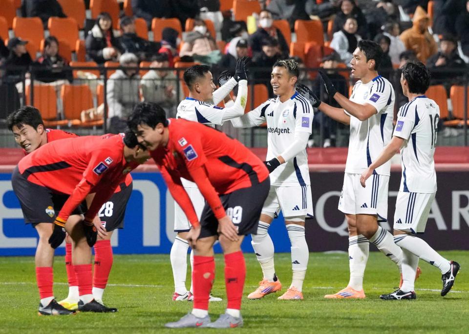 　前半、チーム３点目のゴールを決め喜ぶ町田・呉世勲（右から２人目）＝共同