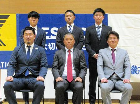 　会見に出席した（前列左から）興国・六車監督、神戸弘陵・谷監督、初芝橋本・阪中監督、（後列右から）水口・夘田監督、奈良育英・梶村監督