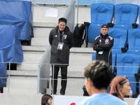 　スタンドから練習を見守る佐々木則夫女子委員長（右）