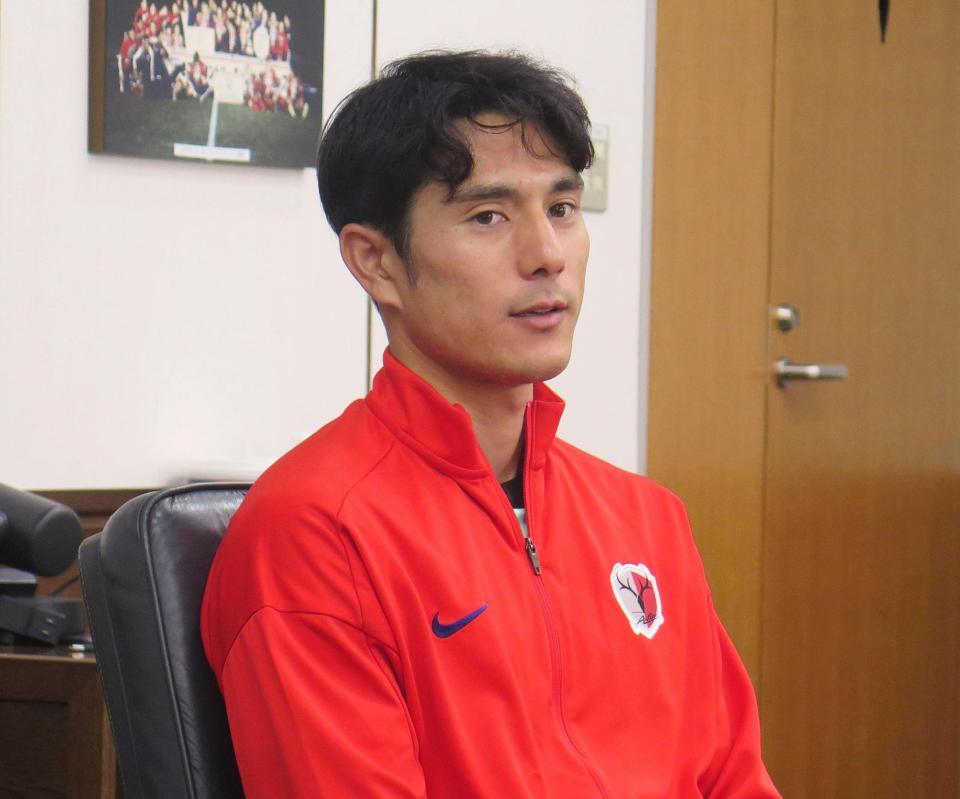 　取材に応じる知念