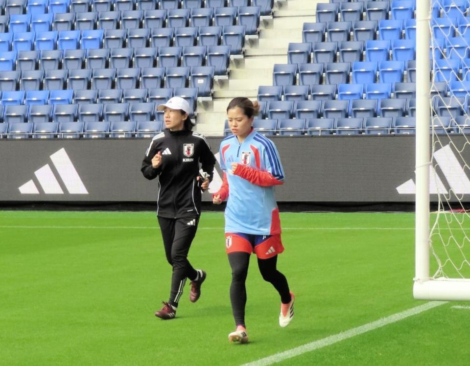 　試合会場で別メニュー調整を行った長谷川唯