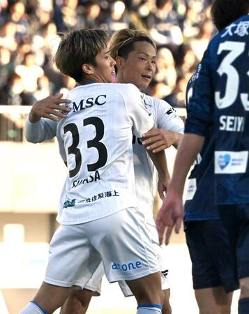 　後半、同点ゴールを決め、チームメートと抱き合う長崎・翁長（奥）