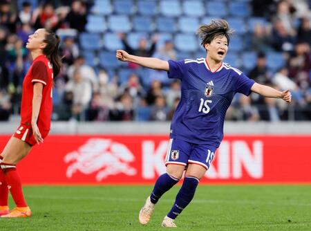 　後半、チーム３点目のゴールを決め、喜ぶ藤野（右）