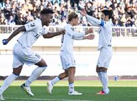 　後半、同点のゴールを決めて喜ぶ長崎・翁長（中央）