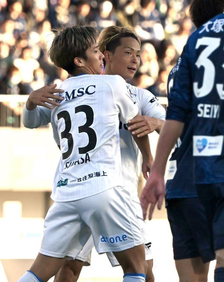 　後半、同点ゴールを決め、チームメートと抱き合う長崎・翁長（奥）