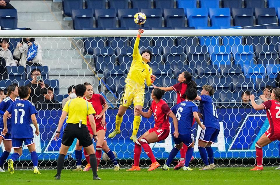 　後半、パンチングでクリアするＧＫ山下（中央）