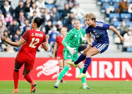 　後半、チーム２点目のゴールを決める田中（右）