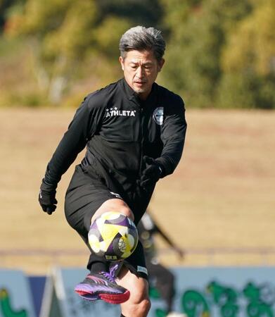 　ウォーミングアップをする鈴鹿・三浦知良（撮影・西田忠信）