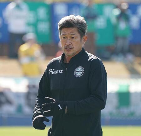 　ウオーミングアップする鈴鹿・三浦知良（撮影・西田忠信）