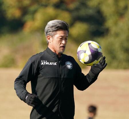 　ウォーミングアップする鈴鹿・三浦知良（撮影・西田忠信）