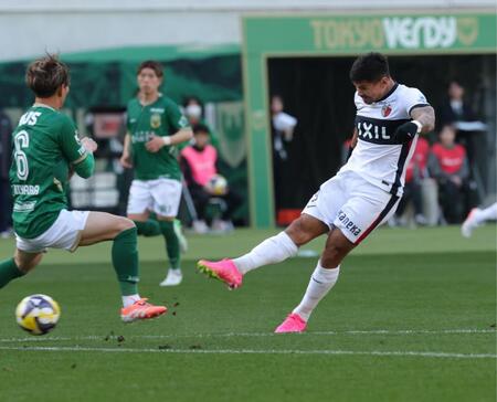 　前半、鹿島・レオセアラがシュートもゴールならず（撮影・西岡正）