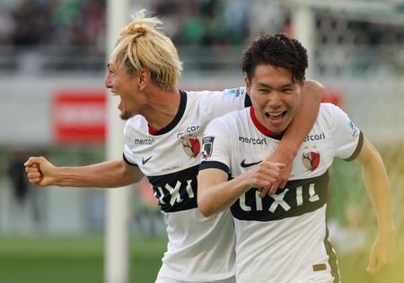 　後半、先制ゴールを決め、鈴木優磨（左）に祝福される鹿島・松村優太（撮影・西岡正）