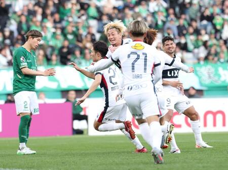 　後半、ゴールを決め喜ぶ鹿島・松村優太（２７）ら鹿島イレブン（撮影・石井剣太郎）