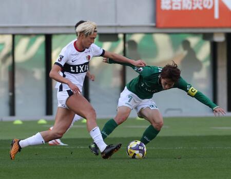 　前半、競り合う鹿島・鈴木優磨（左）＝撮影・西岡正