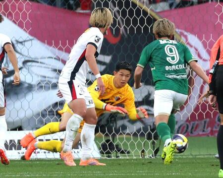 　後半、東京Ｖ・染野唯月（９）のシュートをセーブする鹿島・早川友基（撮影・西岡正）