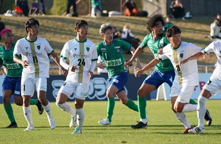 　延長戦の後半にプレーする鈴鹿・三浦知良（中央）＝撮影・西田忠信