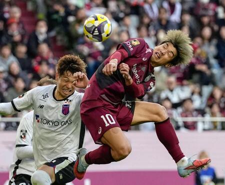 　後半、ゴールを狙う神戸・大迫（右）