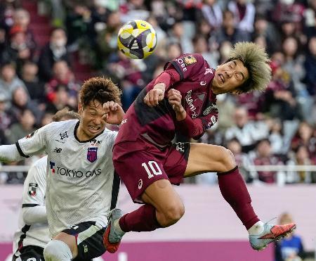 　神戸-ＦＣ東京　後半、ゴールを狙う神戸・大迫（右）＝ノエスタ