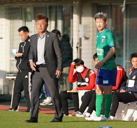 　延長戦後半、三浦泰年テクニカルディレクター（左）と出番を待つ鈴鹿・三浦知良（撮影・西田忠信）