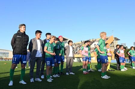 　市原に敗れ、サポーターの前に整列する三浦知良（左）ら鈴鹿イレブン（撮影・西田忠信）