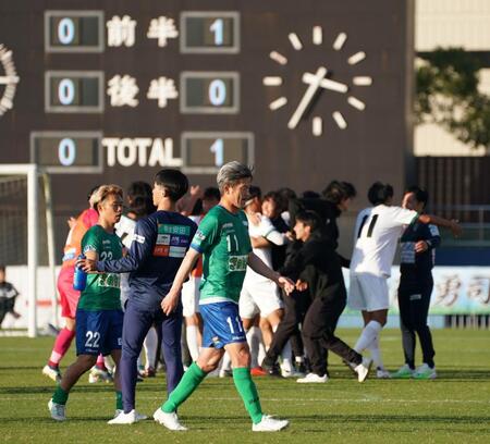 　市原に敗れ降格が決まり、グラウンドを後にする鈴鹿・三浦知良（中央）＝撮影・西田忠信