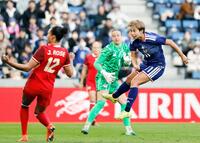 　後半、チーム２点目のゴールを決める田中（右）