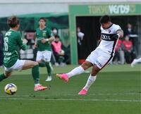 　前半、鹿島・レオセアラがシュートもゴールならず（撮影・西岡正）