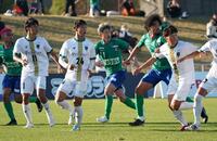 　延長戦の後半にプレーする鈴鹿・三浦知良（中央）＝撮影・西田忠信