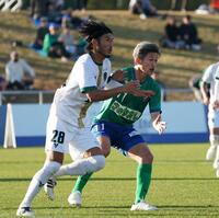 　ゴール前で競り合う鈴鹿・三浦知良（右）＝撮影・西田忠信