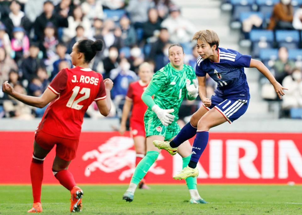 　後半、チーム２点目のゴールを決める田中（右）