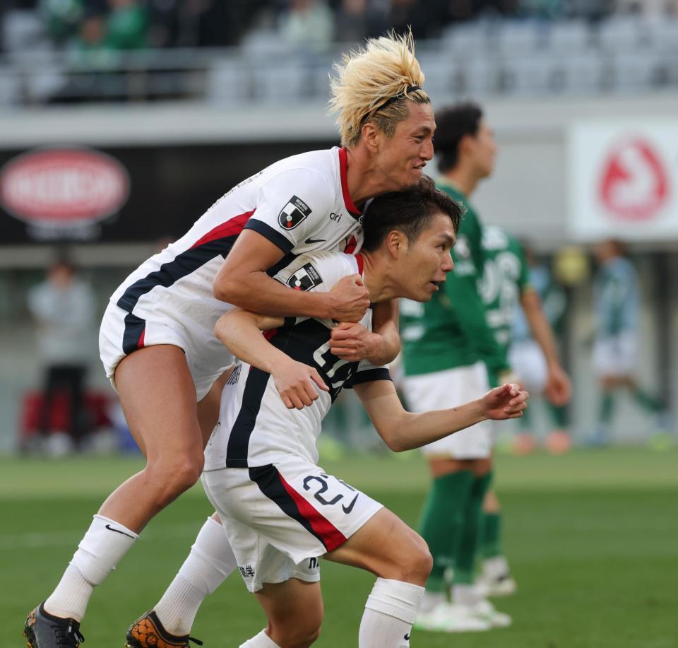 　後半、先制ゴールを決め、鈴木優磨に祝福される鹿島・松村優太（撮影・西岡正）